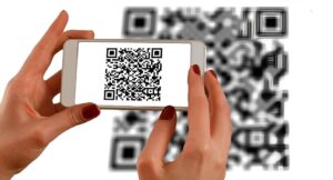 Người tiêu dùng quét mã qr code trên tem