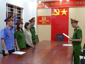 Cơ quan Cảnh sát điều tra Công an tỉnh Nghệ An đọc lệnh khởi tố vụ án, khởi tố bị can và bắt tạm giam đối với Phan Thị Mai. (Ảnh: Công an Nghệ An)