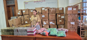 Ngân 98 cùng tang vật vụ án .Ảnh: HẠNH NGUYÊN