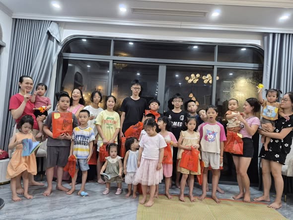 Đặc biệt, chương trình dành nhiều sự quan tâm đến các con của cán bộ nhân viên. Những trò chơi vui nhộn, phần giao lưu sôi nổi cùng những món quà nhỏ được trao tận tay đến tất cả các bé đã mang lại niềm vui trọn vẹn và ý nghĩa.