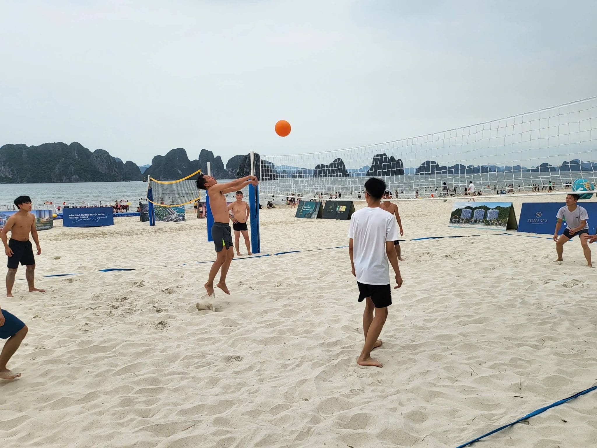An Hà giao lưu bóng chuyền hơi trên bãi biển