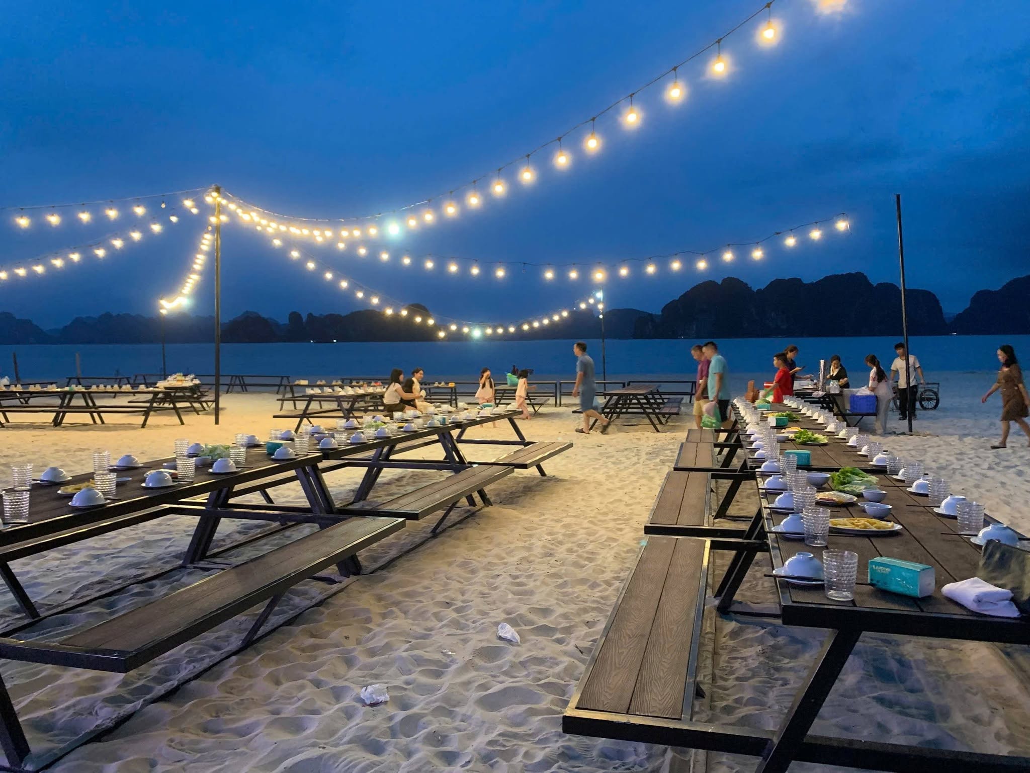 Đêm Gala ấm cúng trên bãi biển.