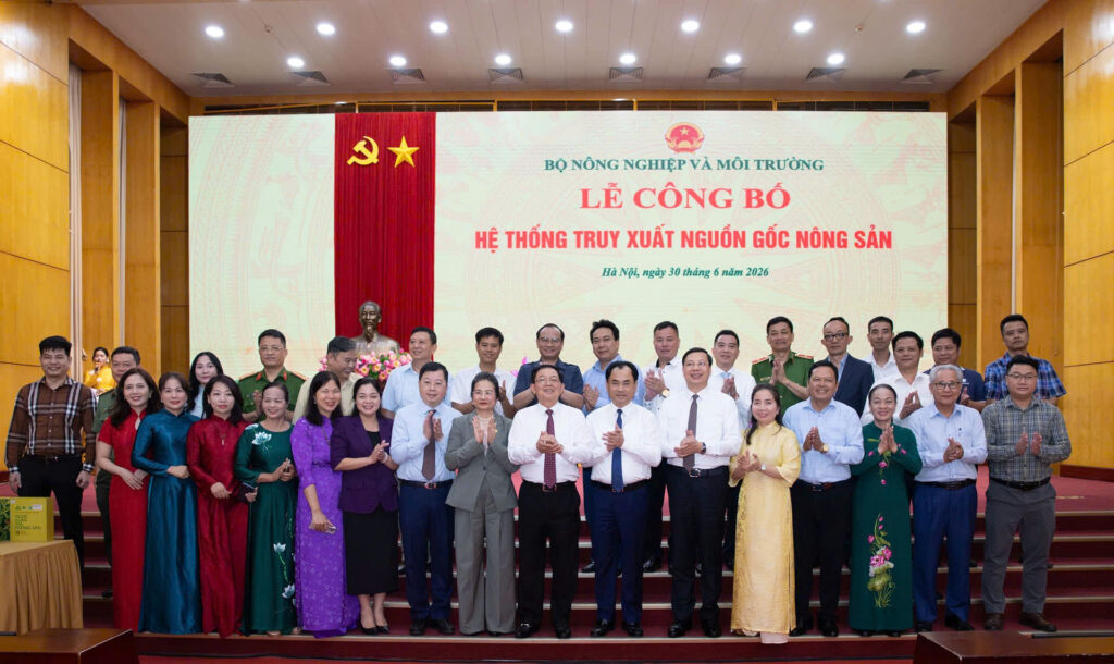 Công ty An Hà chụp ảnh lưu niệm với các đại biểu tại buổi công bố Hệ thống truy xuất nguồn gốc nông sản, chính thức đưa hệ thống vào vận hành trên phạm vi toàn quốc. Ảnh Khương Trung.